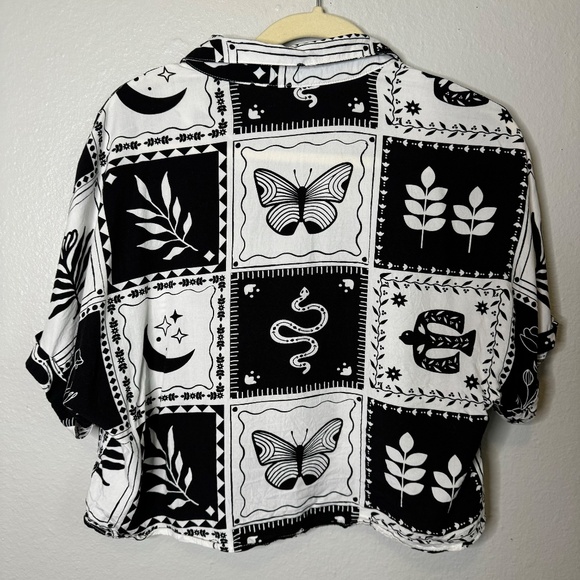 Sunburst Kiss Linen Cropped Button Down Shirt Black & White - Picture 4 of 6